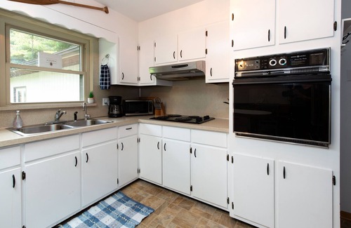 Bridgman House | New Spacious Warren Dunes Beach & Winery Retreat w/Hot Tub & Pool Table