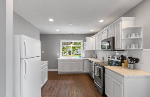 Speedway House | NEW Speedway ? Relaxation! (3BR/2BA, sleeps 7)