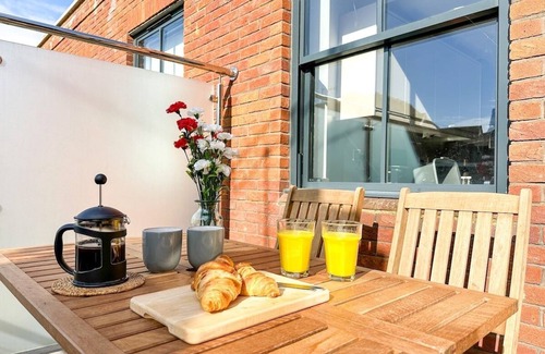 Canterbury Apartment | NEW St James City Centre Modern Apartment