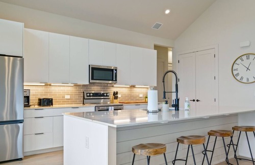 Lakeland Park House | New Steiner Ranch Home w/Balcony Dining & Upgraded Features