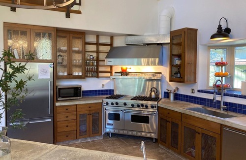 Willits House | NEW! Stellar Jay Valley oasis-pool & hot tub!