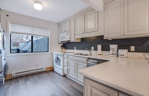 West Hartford Condo | New! Steps from Ski Hill 4BR/3.5Ba | Kingswood 10A