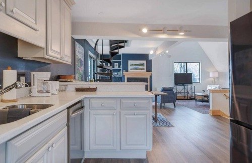 West Hartford Condo | New! Steps from Ski Hill 4BR/3.5Ba | Kingswood 10A