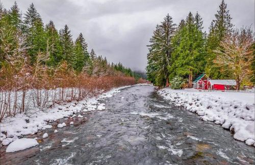 Greenwater House | NEW: Steps from White River near Mount Rainier National Park