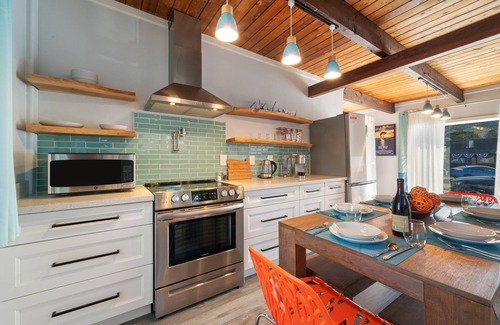 Rockaway Beach House | NEW Steps to Beach, Prime City Center, Firepit, Hot Tub, PS5, Pet Friendly