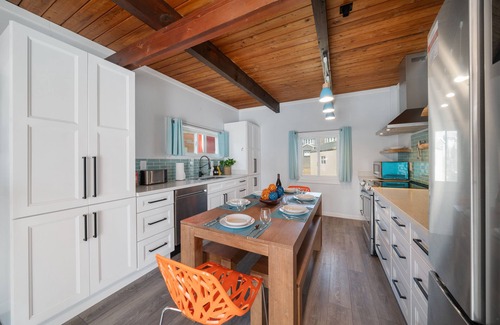 Rockaway Beach House | NEW Steps to Beach, Prime City Center, Firepit, Hot Tub, PS5, Pet Friendly