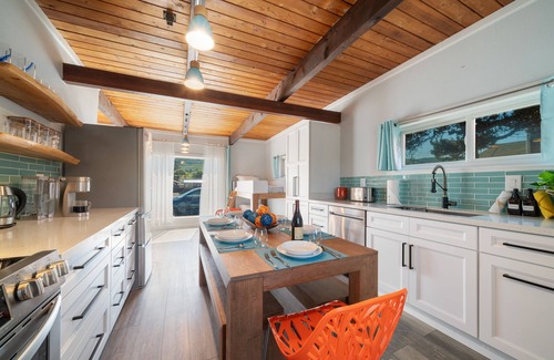 Rockaway Beach House | NEW Steps to Beach, Prime City Center, Firepit, Hot Tub, PS5, Pet Friendly