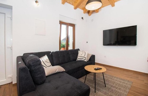 Cista Velika Villa | NEW! Stone Villa Lux Lunis