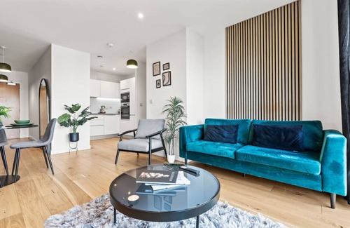 Gay Village Apartment | New Street Luxe Apartment | Parking | Sleeps 4
