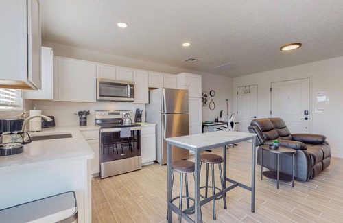 Mesa Del Sol Innovation Park Apartment | New Studio, Balcony w/views, Nexflix, Pooln