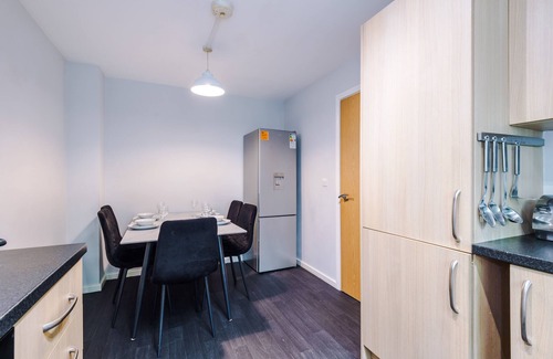 Salford House | NEW! Stunning 4Bed Home, Sleeps 9, Free Parking