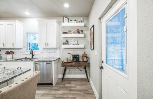 Granbury House | New Stunning and Vibrant Kitchen-Smart TVs-Modern Gas Firepit-Free Parking