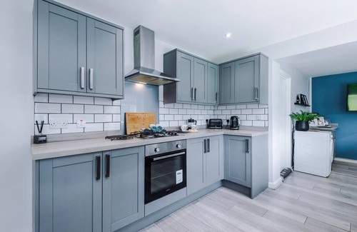Wrexham House | NEW! Stunning Bungalow, Ideal for Groups, Parking!