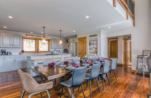 Ellicottville Ski Chalet | New & Stunning Chalet!⛷ A+ Reno, Hot-Tub, Barrel Sauna, Slope Views, Fire Pit🔥