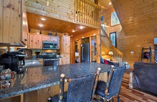 Murphy Cabin | NEW! Stunning chalet minutes from Murphy. Dog friendly