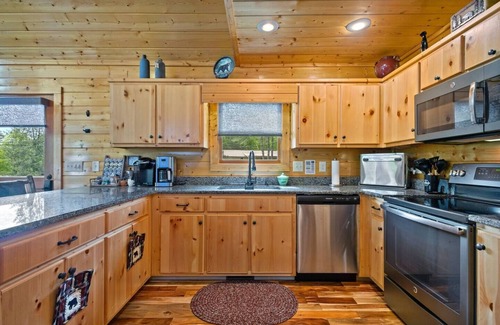 Murphy Cabin | NEW! Stunning chalet minutes from Murphy. Dog friendly