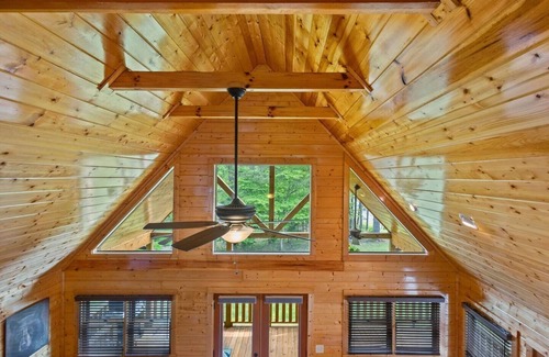 Murphy Cabin | NEW! Stunning chalet minutes from Murphy. Dog friendly