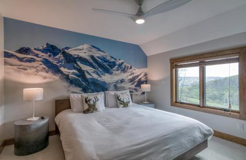 Ellicottville Ski Chalet | New & Stunning Chalet! Reno'd, Hot-Tub, Barrel Sauna, Slope Views, Fire Pit