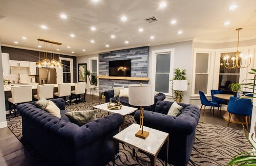 Hillcrest House | NEW STUNNING MANSION! Amazing Location, Yard and Amenities AC Parking Tub Games