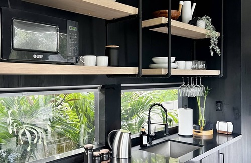 Seybold Cottage | *NEW Stunning minimalist tiny home in the city! Modern and stylish!