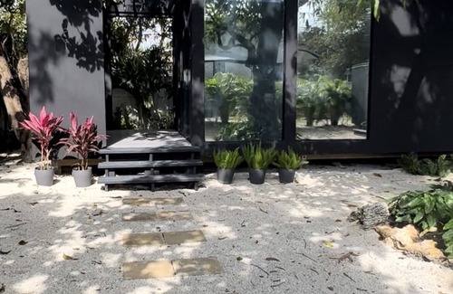 Seybold Cottage | *NEW Stunning minimalist tiny home in the city! Modern and stylish!