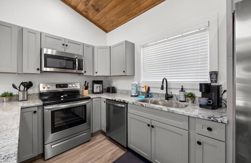 Wears Valley Cabin | New! Stunning Mountain Views, Modern Cabin, Hot Tub, Arcade, Mins to the Smokies
