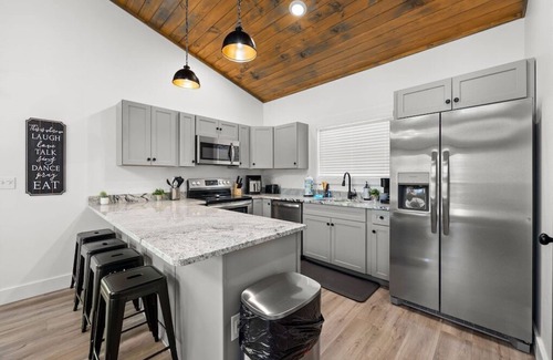 Wears Valley Cabin | New! Stunning Mountain Views, Modern Cabin, Hot Tub, Arcade, Mins to the Smokies
