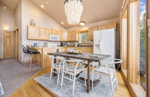 Valley of the Sun House | *NEW* Stunning Mountain Views/Hot Tub/3BR/Sleeps 6
