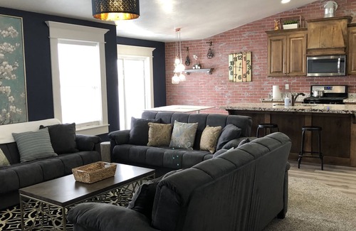 Idaho Falls House | New, stunning retreat, sleeps 8. Hot Tub. Duplex home