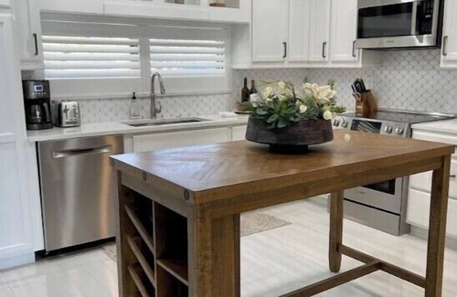 Lighthouse Point House | NEW! Stunning Waterfront, 4 Bedrm, 4 Bath, Heated Pool, Dock, New Decorn