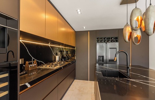Coombe Hill House | New! Stylish 5BR w/Garden&Parking near Wimbledon
