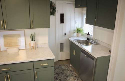 Berea House | NEW Stylish and Modern 1-bedroom Bungalow - 4 miles to CLE