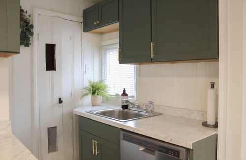 Berea House | NEW Stylish and Modern 1-bedroom Bungalow - 4 miles to CLE