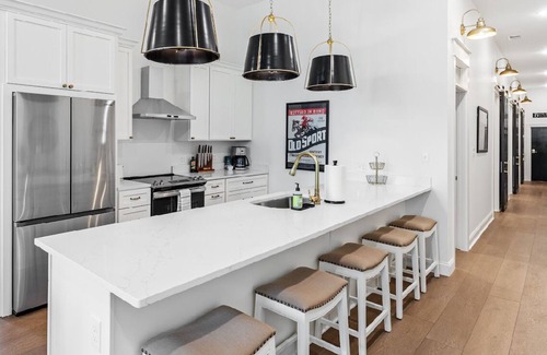 West Main Historic District Condo | New! Stylish Bourbon 3 bed, 2 bath suite. Downtown, Bourbon Trail, Yum Center