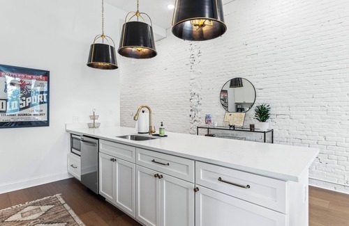 West Main Historic District Condo | New! Stylish Bourbon 3 bed, 2 bath suite. Downtown, Bourbon Trail, Yum Center