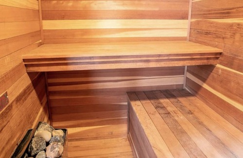 East Stroudsburg Ski Chalet | New Stylish Chalet with Sauna