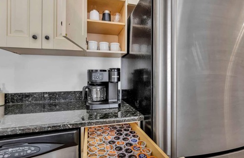 Downtown Cleveland Apartment | NEW Stylish Downtown Stay | City Views + Rooftop
