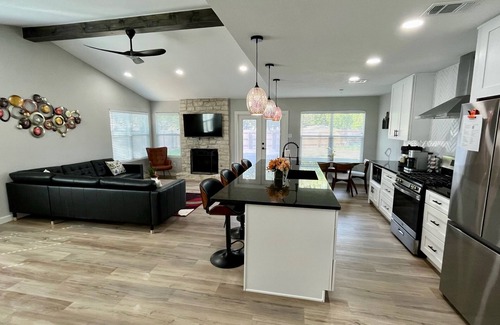 North Buttercup Creek House | New Stylish Family Friendly Home Near Community Pool and Park in NW Austin