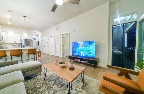 Wendover - Sedgewood Condo | NEW Stylish Getaway Condo- 5 mil to Uptown/3 Smart TV's!