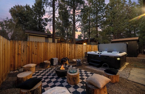 Woodlands Cabin | New!Stylish+HotTub+10Beds+EV+GameRm+FamilyFun+OutdoorDining+BBQ+FirePit