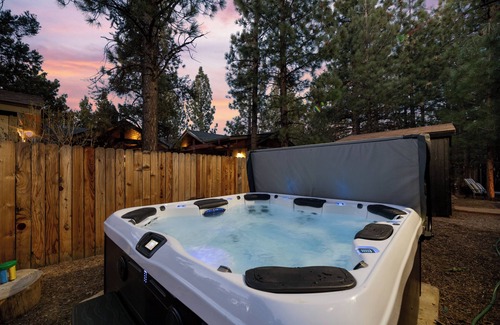 Woodlands Cabin | New!Stylish+HotTub+10Beds+EV+GameRm+FamilyFun+OutdoorDining+BBQ+FirePit