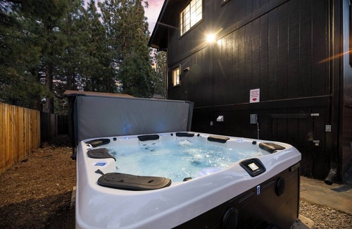 Woodlands Cabin | New!Stylish+HotTub+10Beds+EV+GameRm+FamilyFun+OutdoorDining+BBQ+FirePit