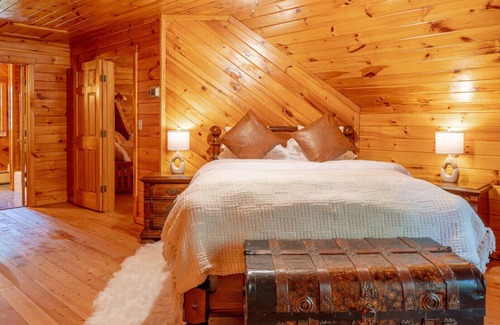 Bethel House | NEW: Stylish Super Private Log Home near State Park in Bethel