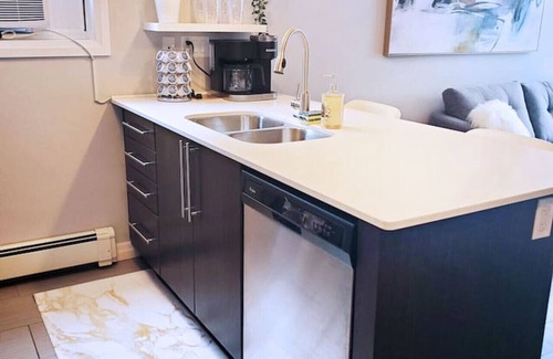 South London Apartment | NEW Stylish Wortley 1BR Suite