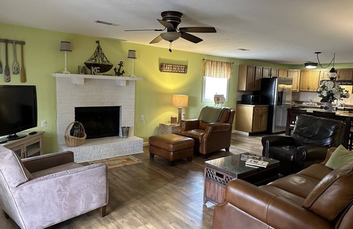 Gilbertsville House | New!- Sun-Ray- Waterfront with private dock!