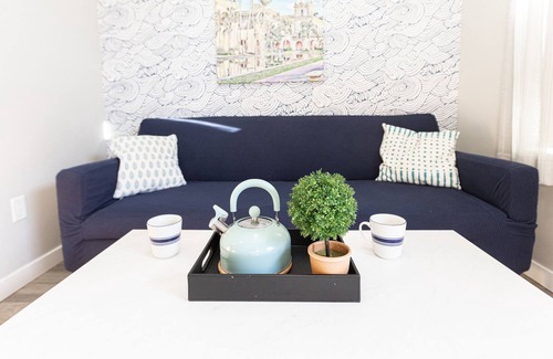 Old Town House | New Sunny Chic Unit 3 Blocks to All. Parking, Cable