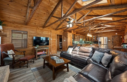 Spicewood Cabin | *NEW Sunrise Lodge - Main Cabin | Lakefront
