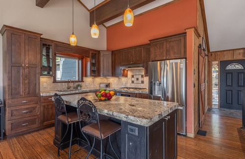 Ponderosa Palisades House | New~Sunrise on the Horizon~Spacious 4 Bedroom Home in Truckee!