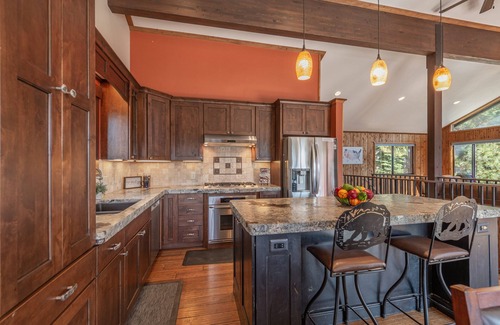 Ponderosa Palisades House | New~Sunrise on the Horizon~Spacious 4 Bedroom Home in Truckee!