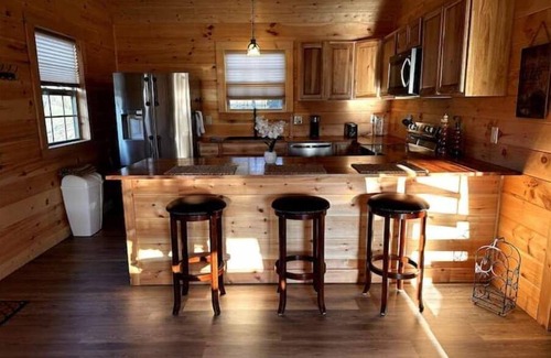 Jonesborough Cabin | NEW- Sunset Bliss, cozy 1 bedroom, 1 loft cabin in the heart of Jonesborough